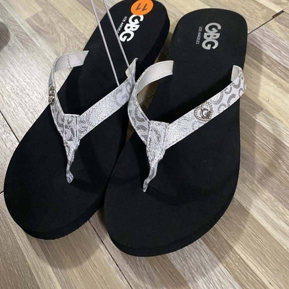 GBG Los Angeles GG Coin Thong Flip-Flop Sandals SILVER & BLK Womens Size 11 New - Picture 5 of 7